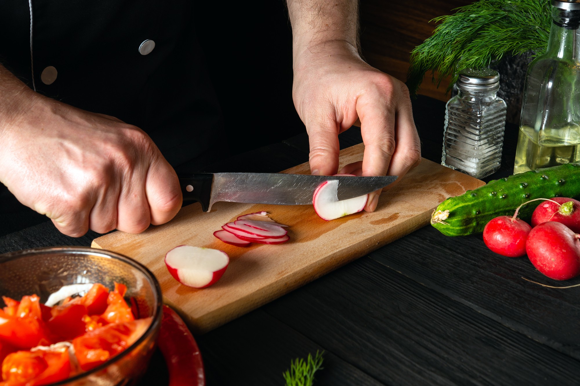 Šefas pjaustantis ingredientus